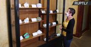 Czesi już nie muszą nosić maseczek. Trafiły one na wystawę w praskim muzeum