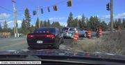 Ciężarówką wpadł w auto sprawdzane przez policjanta. Funkcjonariusz cudem uniknął obrażeń