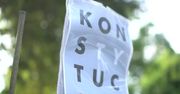 Zawiesił koszulkę na pomniku, został zatrzymany. Sąd: To bezzasadne