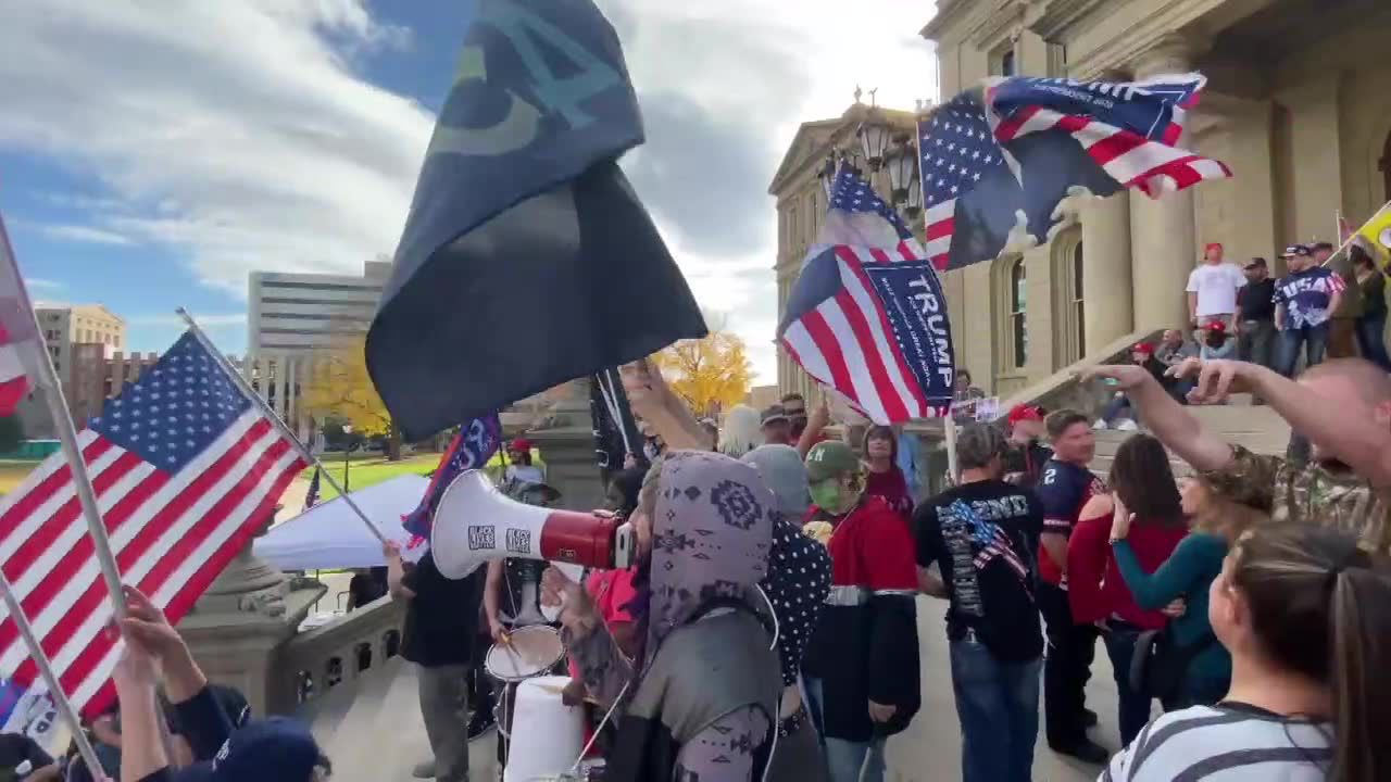 Protest zwolenników Trumpa przeciw Bidenowi przed siedzibą władz stanu Michigan