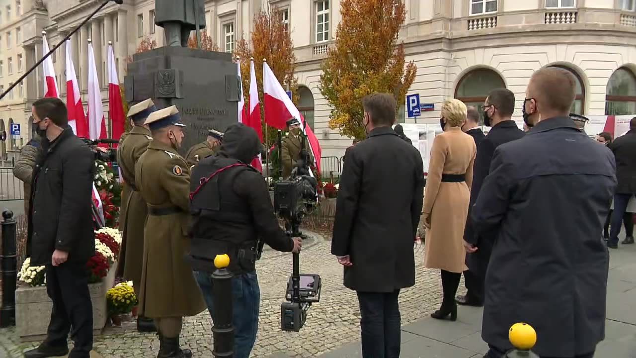 Prezydent, premier i marszałkowie Sejmu i Senatu złożyli wieniec przed pomnikiem J. Piłsudskiego