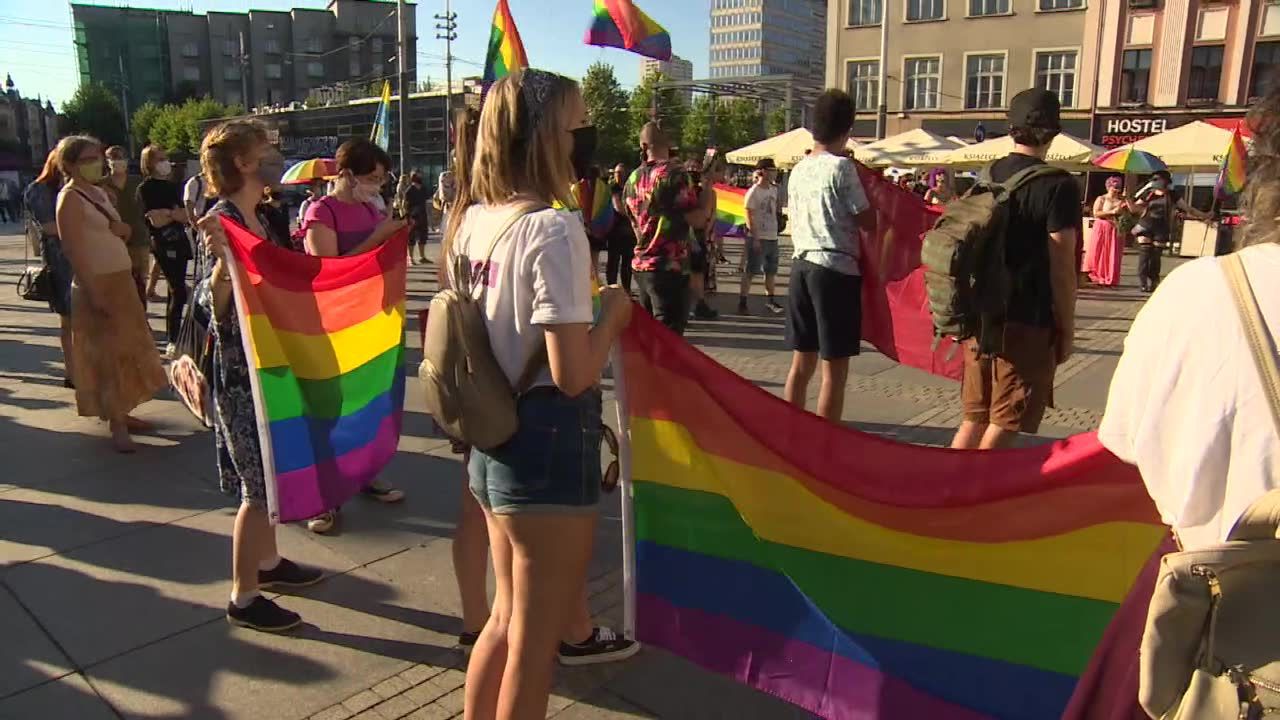 „Nie podoba mi się to, co dzieje w naszym kraju”. Manifestacja solidarności ze środowiskiem LGBT w Katowicach