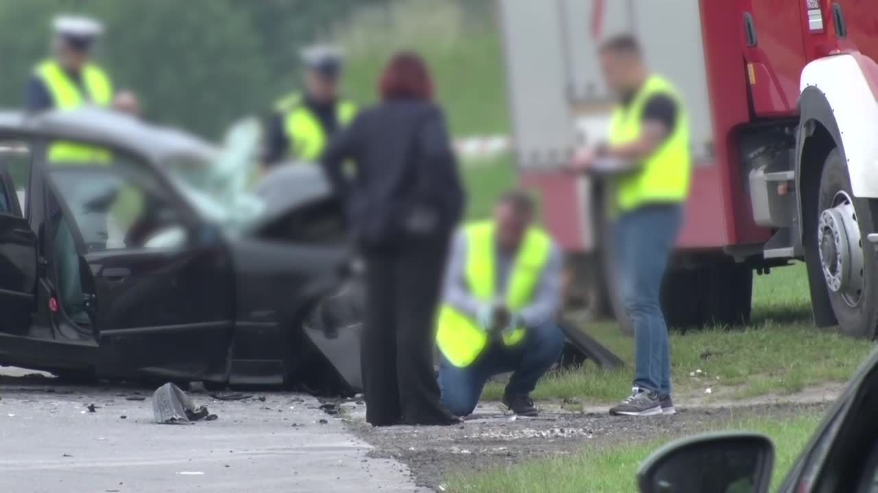 Wracali z matury, zderzyli się z dostawczakiem. 19-latek nie żyje, troje innych w szpitalu