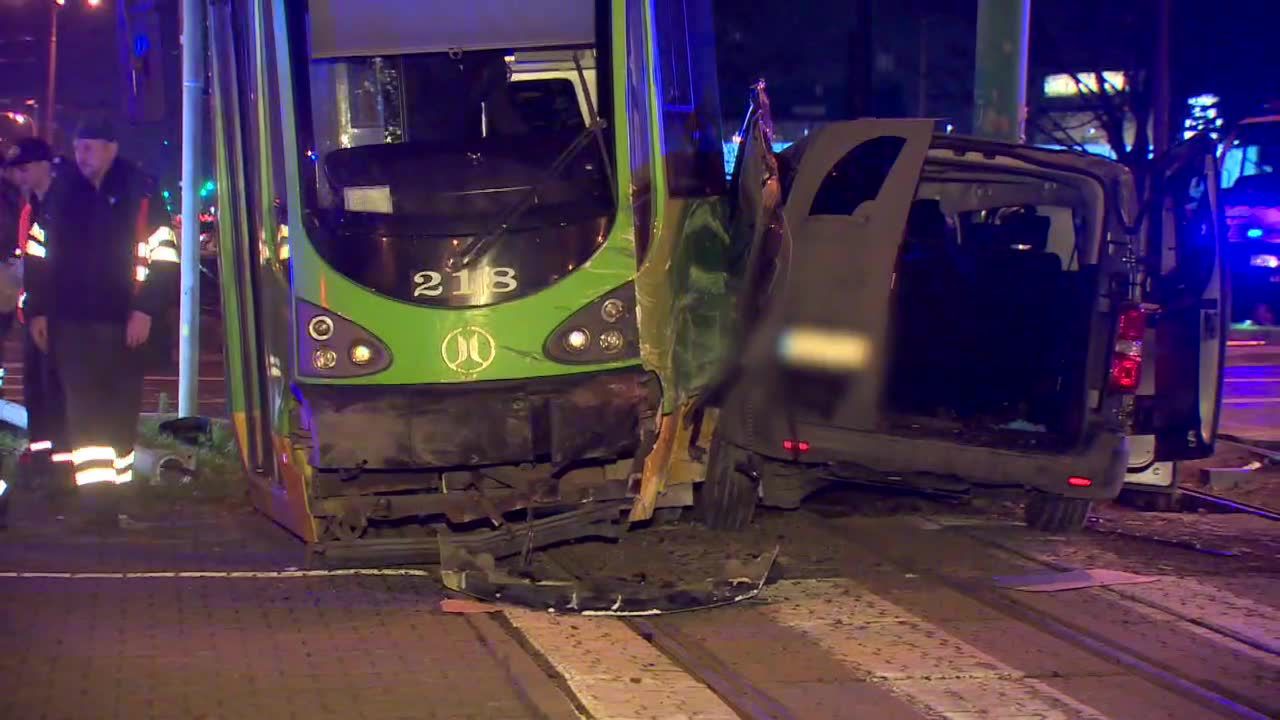 Zderzenie furgonetki z tramwajem w Poznaniu. Trzy osoby ranne