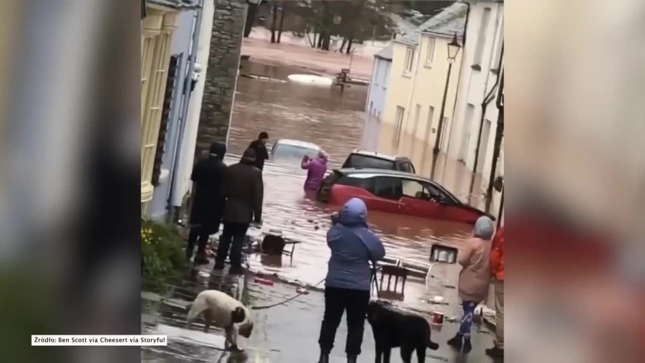 Sztorm Dennis w Wielkiej Brytanii. Ulice Crickhowell i Pontypridd zamieniły się w rwące potoki