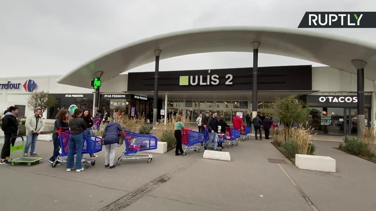 Ogromne kolejki przed francuskimi supermarketami po decyzji prezydenta o dwutygodniowej kwarantannie