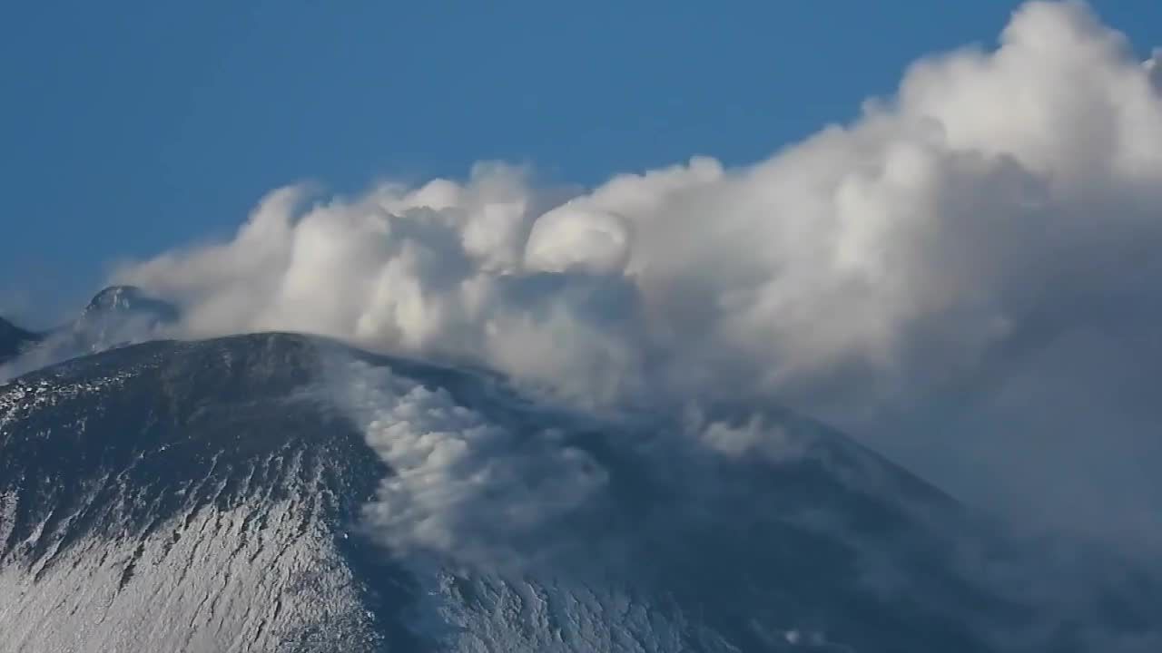 Chmury dymu i trzęsienia ziemi. Zaśnieżona Etna ponownie aktywna