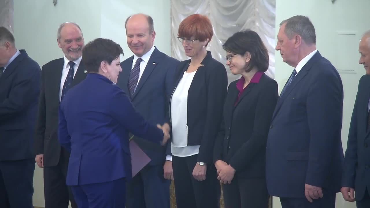 “Bardzo dziękuję za wiele wysiłku dla Rzeczypospolitej”. Prezydent przyjął dymisję B. Szydło i desygnował na premiera M. Morawieckiego