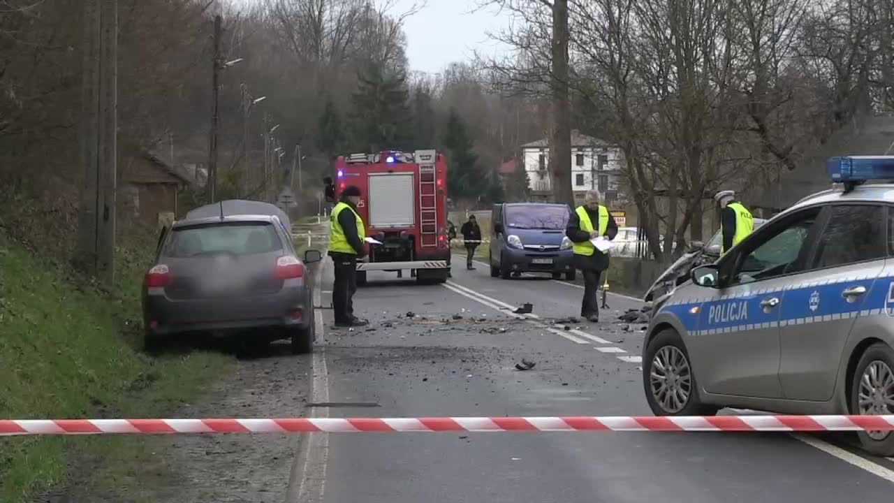 Wypadek samochodowy w Wąwolnicy. Do szpitala trafiło 6 osób