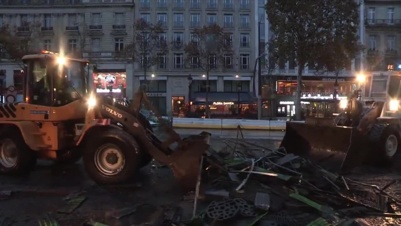 Krajobraz jak po apokalipsie. Wielkie sprzątanie po protestach w Paryżu