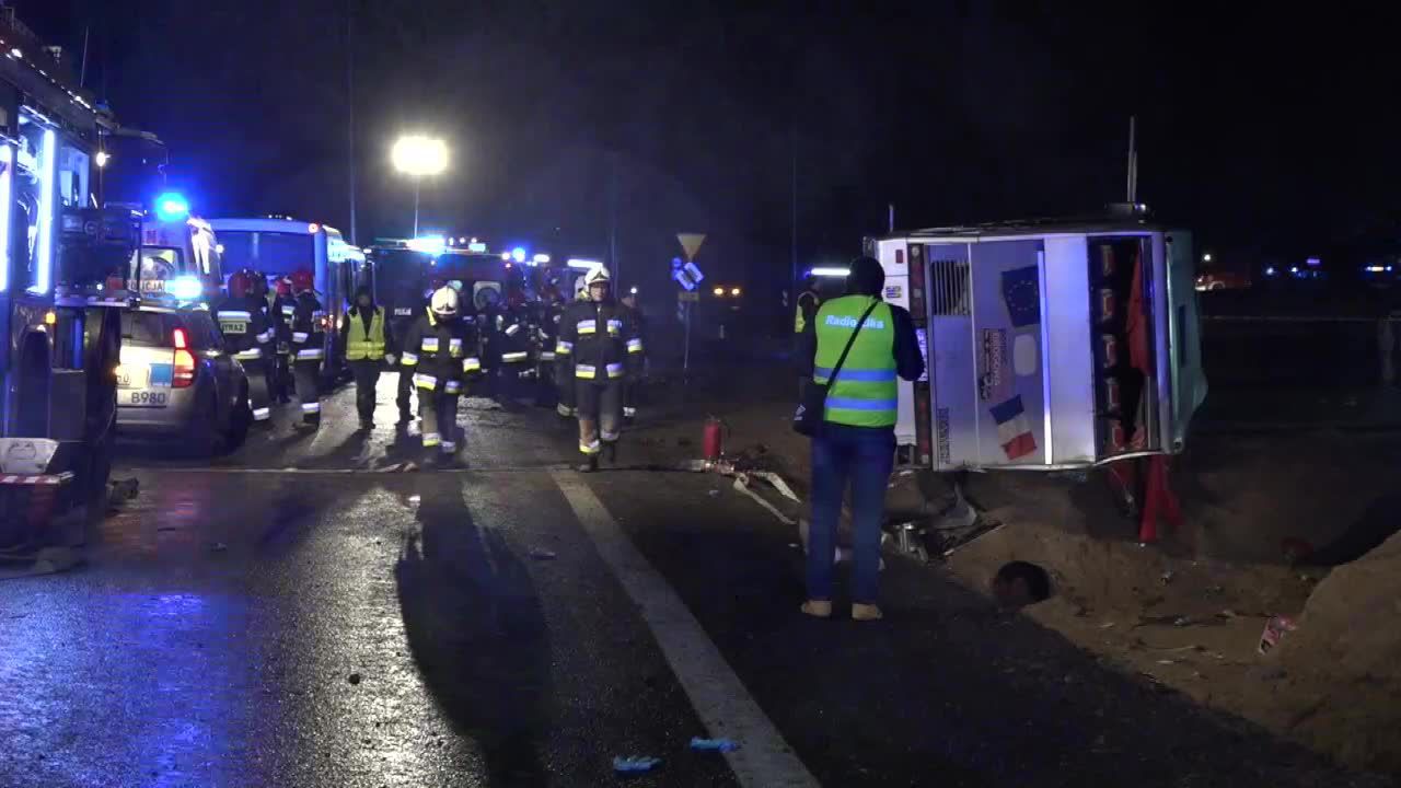 „Tragiczna sytuacja”. Jedna osoba nie żyje, ponad 20 trafiło do szpitali po wypadku autobusu na Dolnym Śląsku