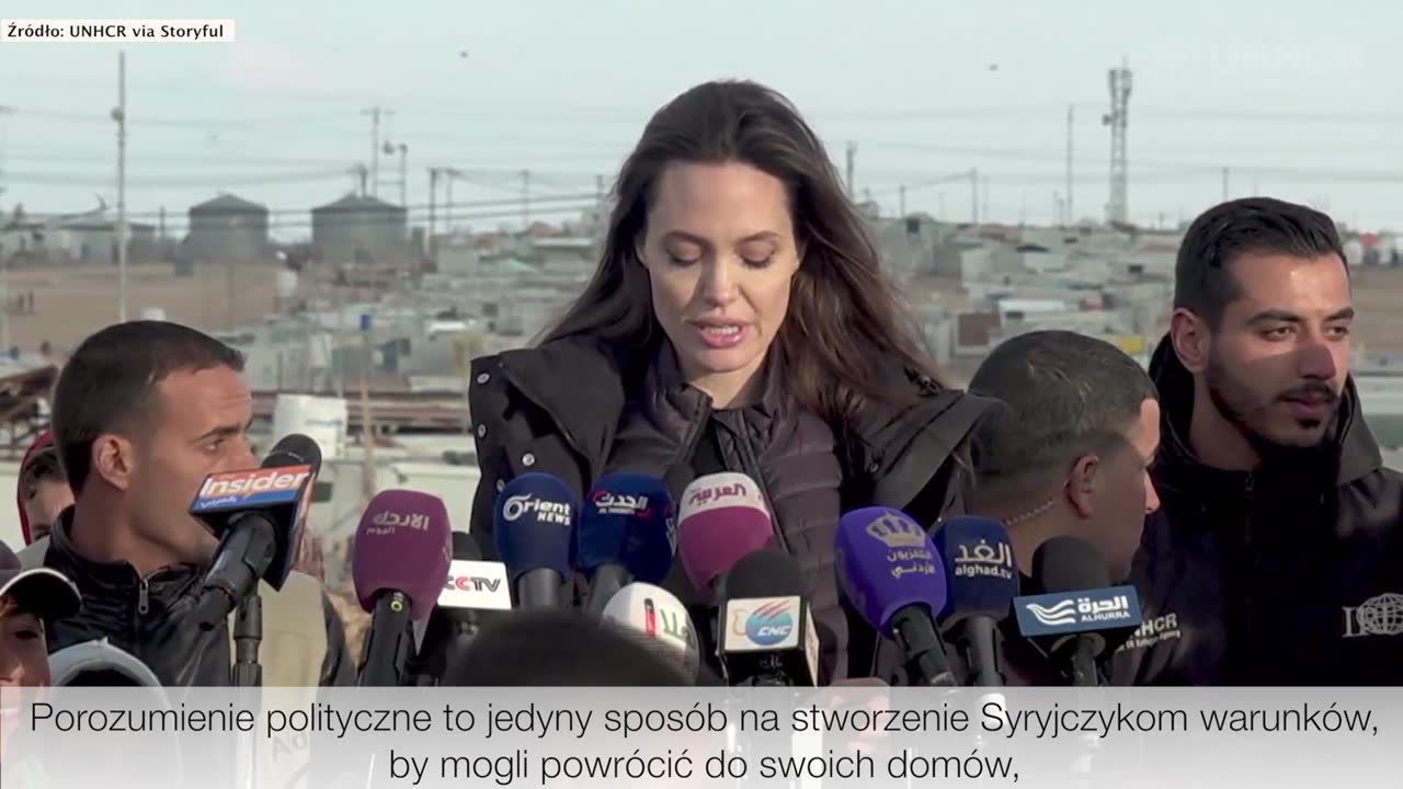 Angelina Jolie jako wysłannik UNHCR odwiedziła syryjskich uchodźców w obozie Zaatari. „Znaczna większość tych osób żyje poniżej poziomu biedy, za mniej niż trzy dolary dziennie”