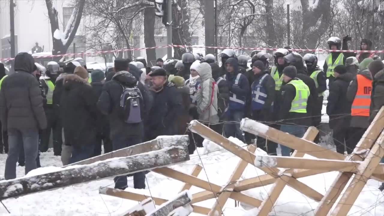 Policja zlikwidowała miasteczko zwolenników Saakaszwilego przed parlamentem w Kijowie, 10 osób rannych