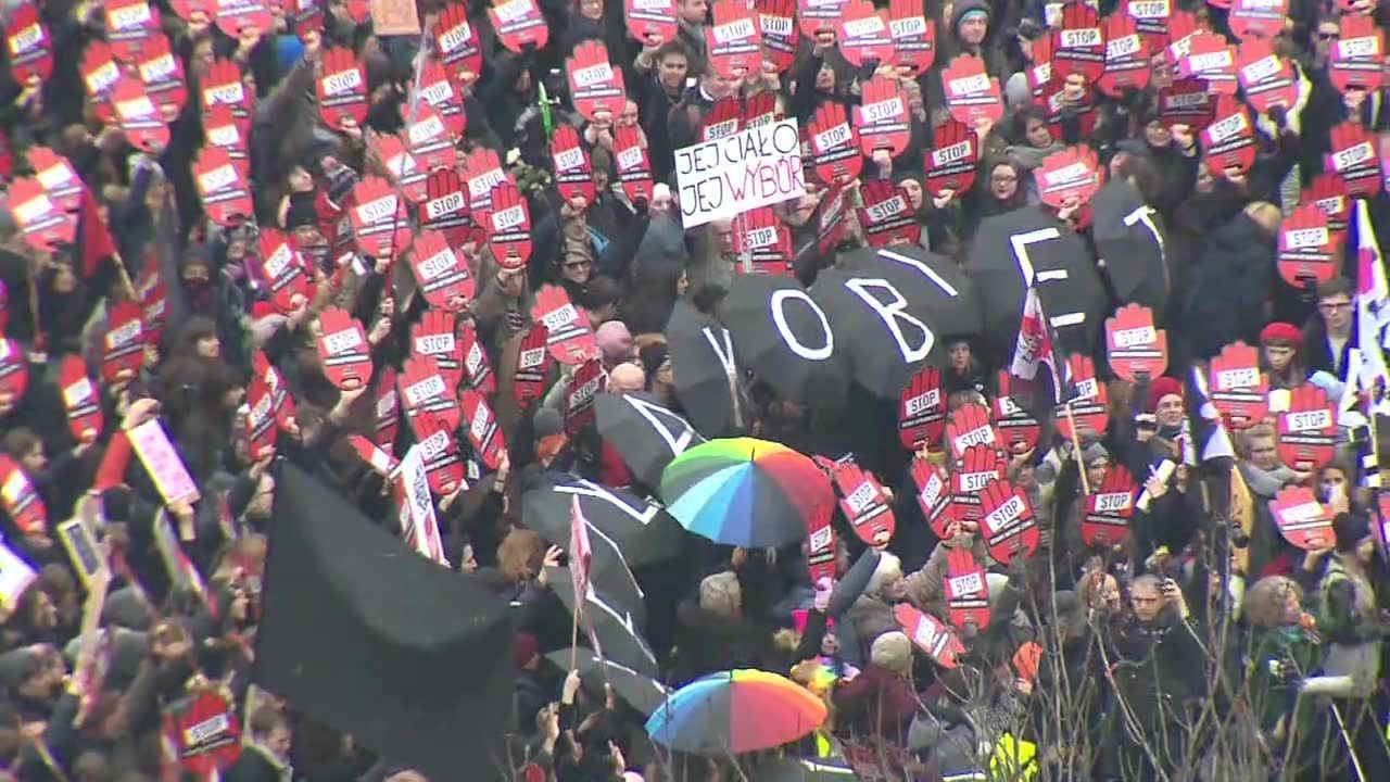 „Czarny protest” pod Sejmem przeciwko zaostrzeniu przepisów aborcyjnych