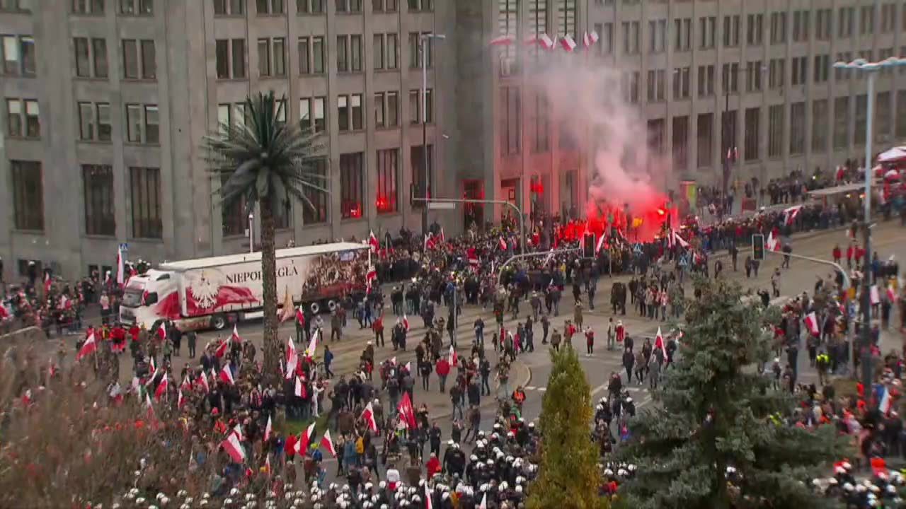 Incydent na rondzie de Gaulle’a. Policja usunęła kontrmanifestantów i baner “Konstytucja”