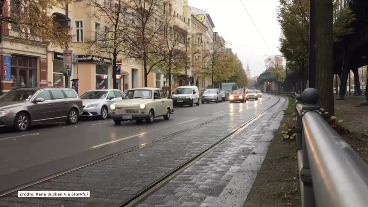 Kierowcy upamiętnili 30. rocznicę upadku muru berlińskiego. Ulicami stolicy Niemiec przejechała kawalkada trabantów