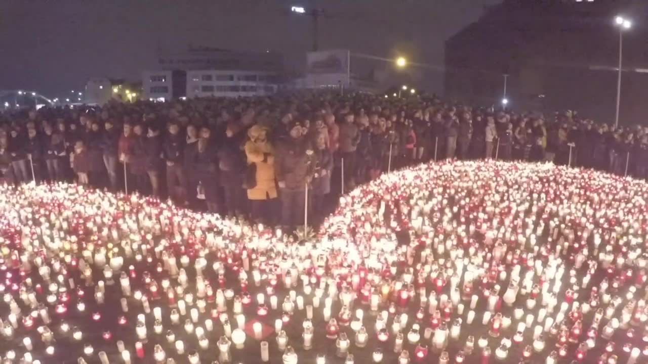 Wielkie serce ze zniczy w hołdzie Pawłowi Adamowiczowi