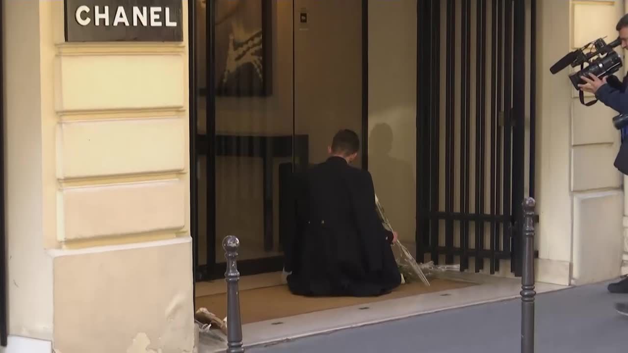 Kwiaty przed butikiem Chanel w Paryżu. Fani składają hołd Karlowi Lagerfeldowi