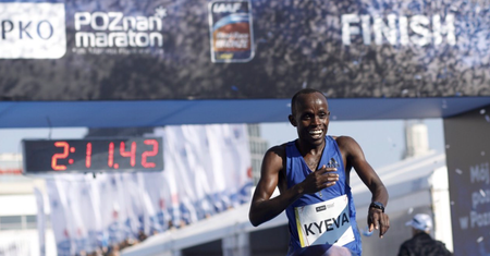 Cosmas Kyeva wygrywa 19. PKO Poznań Maratonu.