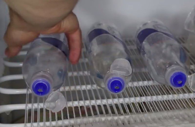 Napełnij plastikową butelkę 1/3 wody i włóż do zamrażalki. Jeśli będziesz chcieć zimny napój, wystarczy, że dolejesz do niego wodę z butelki.