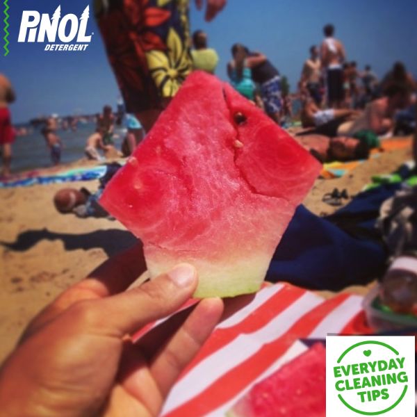 Przetnij arbuza tak, aby wygodnie było Ci go chwycić na plaży.