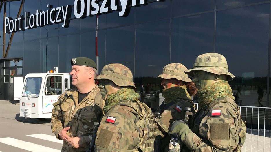 Gen. Kukuła z "terytorialsami" podczas ćwiczeń Dragon-17