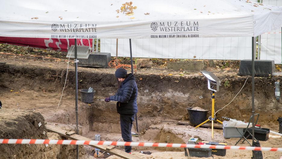 Westerplatte. Prace archeologiczne koło cmentarzyka obrońców. 