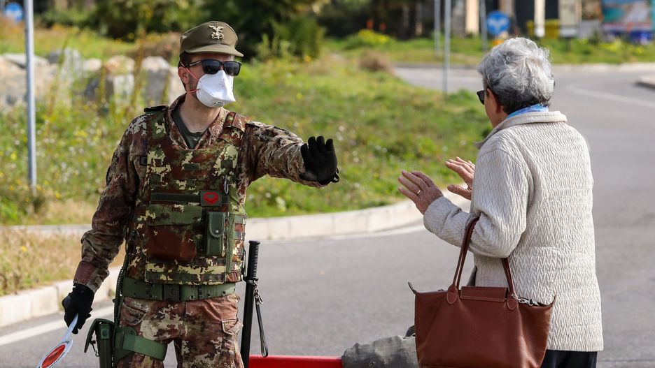 Koronawirus. Żołnierz zatrzymuje kobietę na granicy włosko-francuskiej.