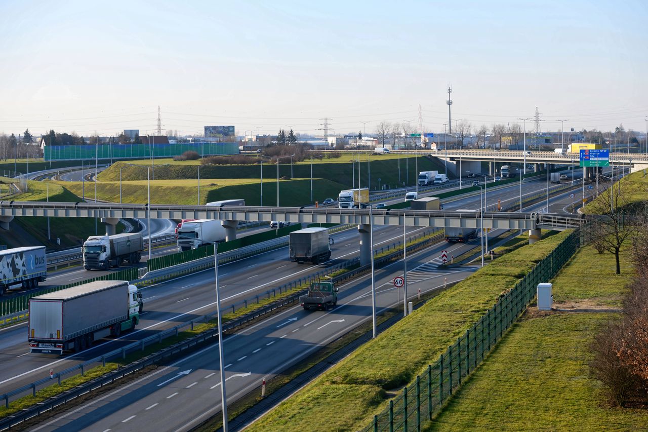 Autostrada A2. Pożar samochodu koło Poznania. Spore utrudnienia