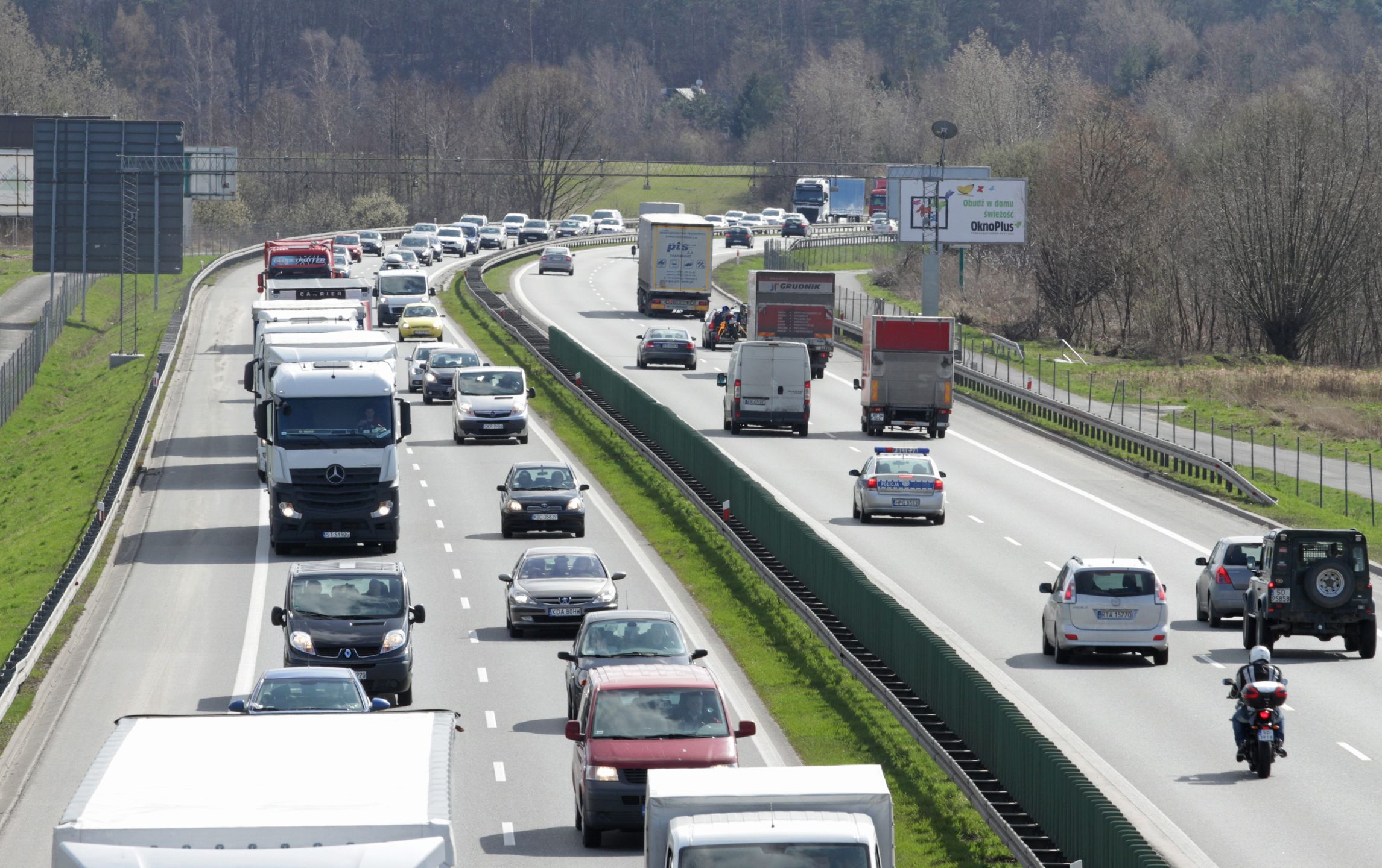 Podłęże. 89-latek jechał autostradą A4 pod prąd powodując wypadek