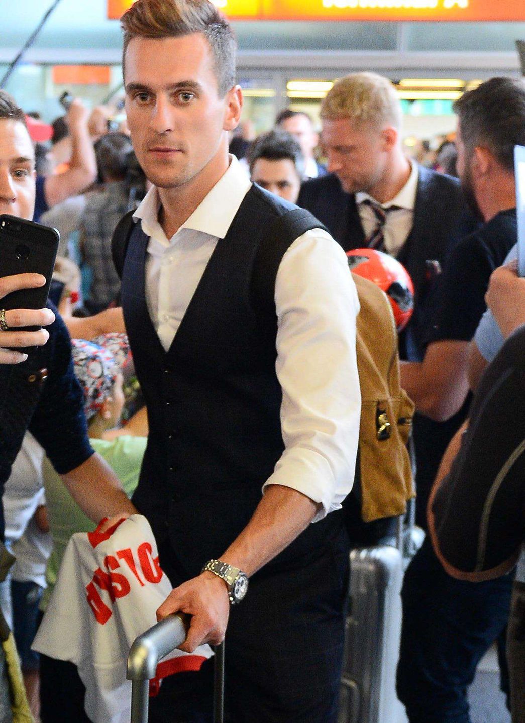 Arkadiusz Milik na lotnisku – powrót z Mundialu 2018 w Rosji