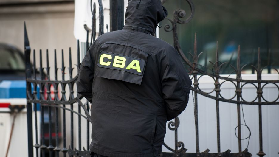 Agenci CBA zabezpieczają dokumenty w urzędzie