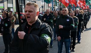 Radosław Sikorski alarmuje, że rząd uzbroi ONR. Sprawdziliśmy, czy to prawda