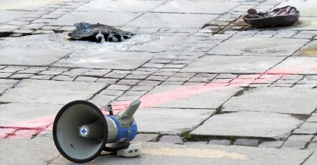 Ludzie skrzykują się, żeby odczytać manifest ofiary samospalenia. Jesteśmy przed PKiN