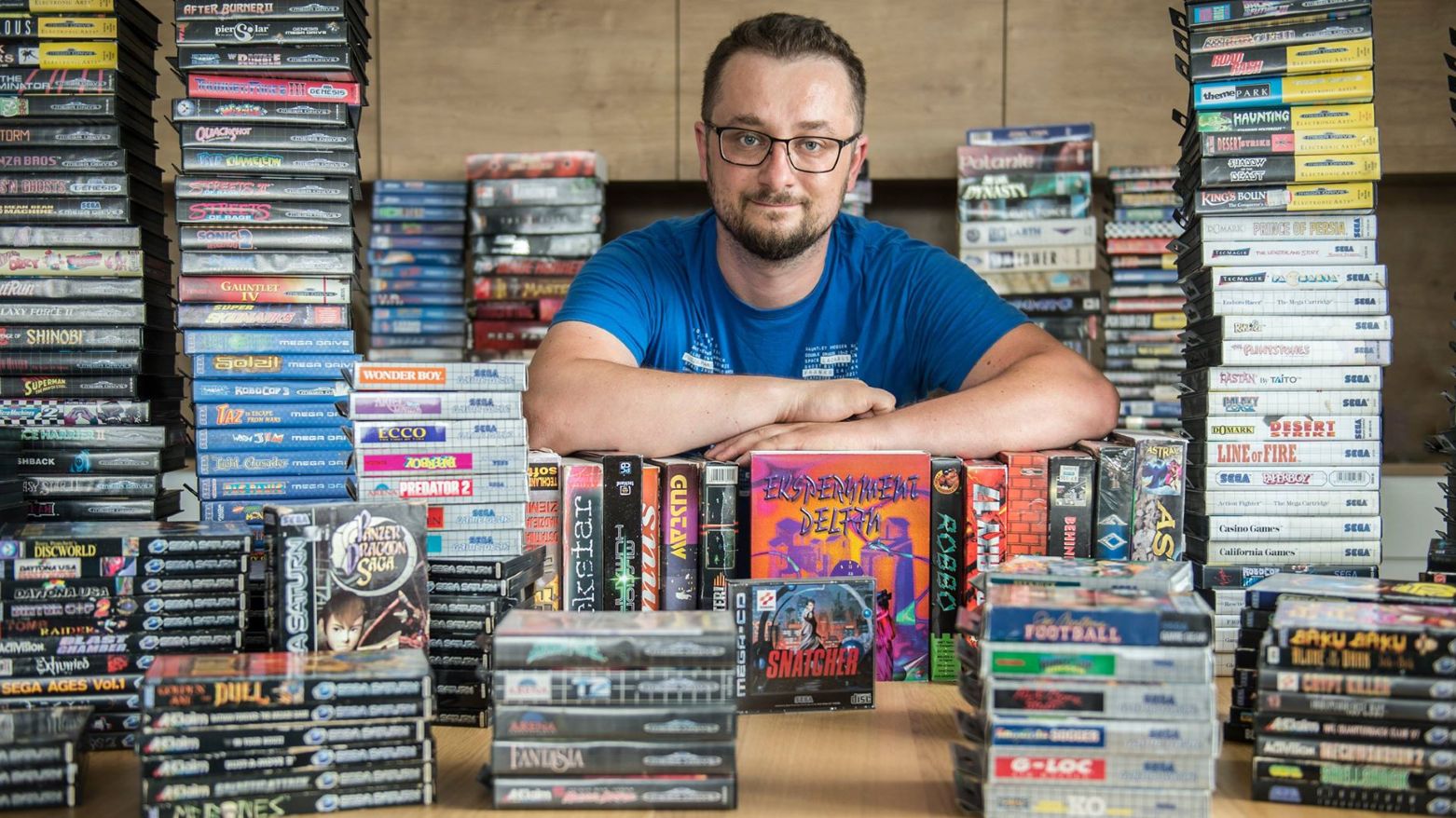 Łukasz Unterschuetz i część zawartości szafy z grami