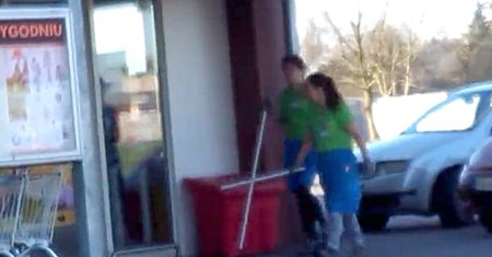 "Policjantki z kijami". Nagrali jak pracownice Biedronki walczą z kotem