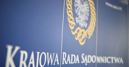 KRS ws. "zdjęcia z wokandy spraw" sędziego Sycha. "Sprzeczne z porządkiem konstytucyjnym"