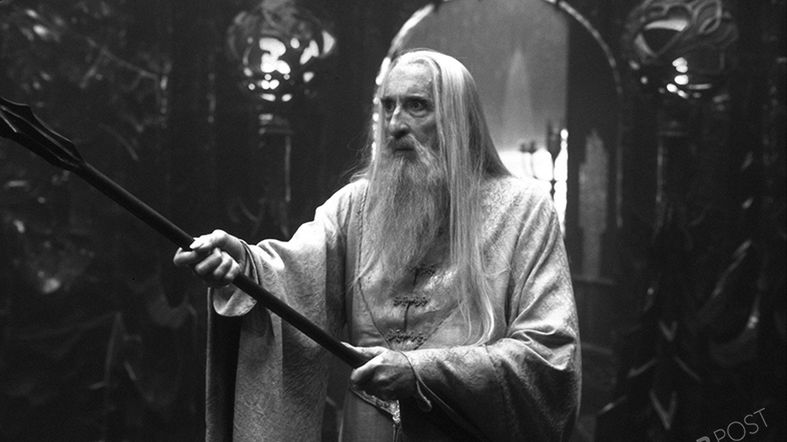 Christopher Lee (27.05.1922-7.06.2015)
Brytyjski aktor i wokalista odznaczony Orderem Impreium Brytyjskiego. W sercach fanów pozostanie na długo po fantastycznej rolach: Sarumana we<em> Władcy Pierścieni</em> oraz Hrabiego Dooku w <em>Gwiezdnych Wojnach</em>.