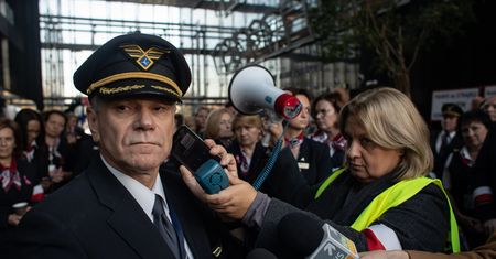 Prezes LOT szykuje wniosek do prokuratury. Opozycja próbuje mediować. Relacja sprzed siedzibą LOT