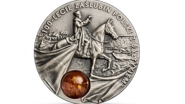 Tak wygląda rewers monety - z charakterystyczną wklejką z bursztynu 