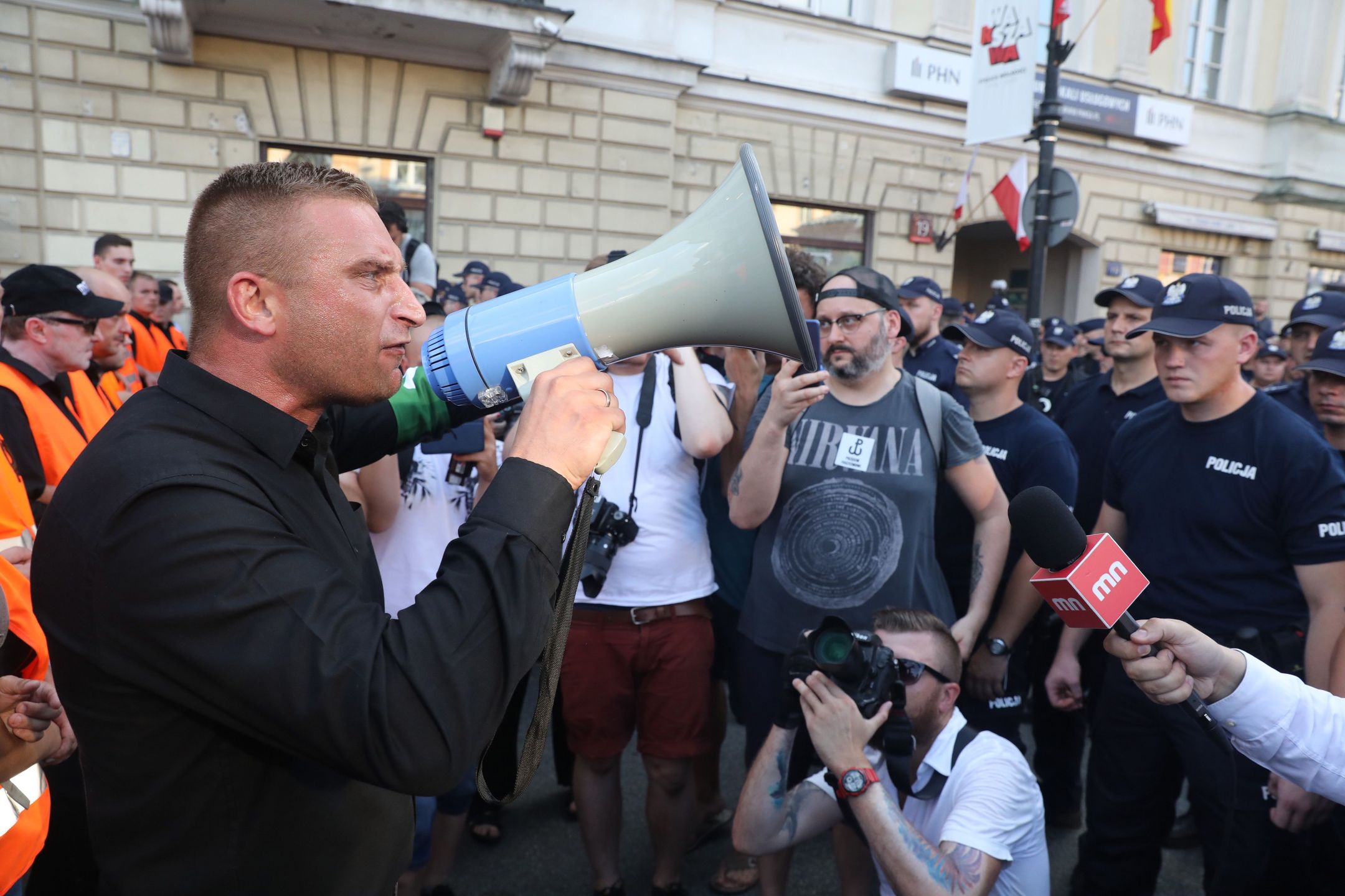 Prezes Stowarzyszenia Marsz Niepodległości i koordynator Mazowieckiej Brygady ONR Robert Bąkiewicz przemawia do zgromadzonych