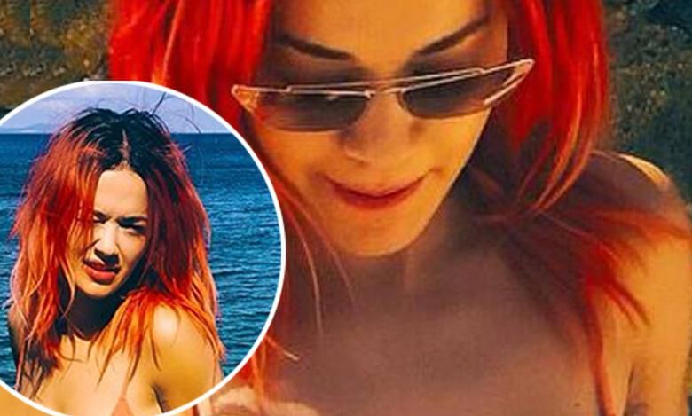 Rita Ora wyskoczyła z ciuszków i błysnęła seksownym ciałem! Ma szałową fryzurę i boskie bikini pod kolor drinka!