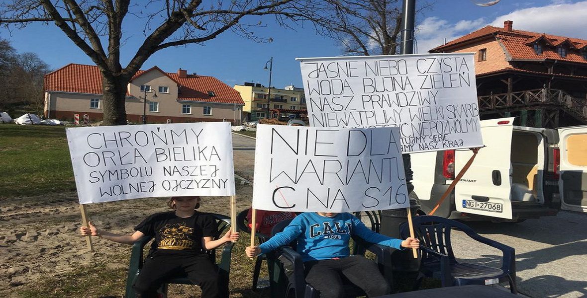 Protest przeciwko budowie S16 w Rynie. 