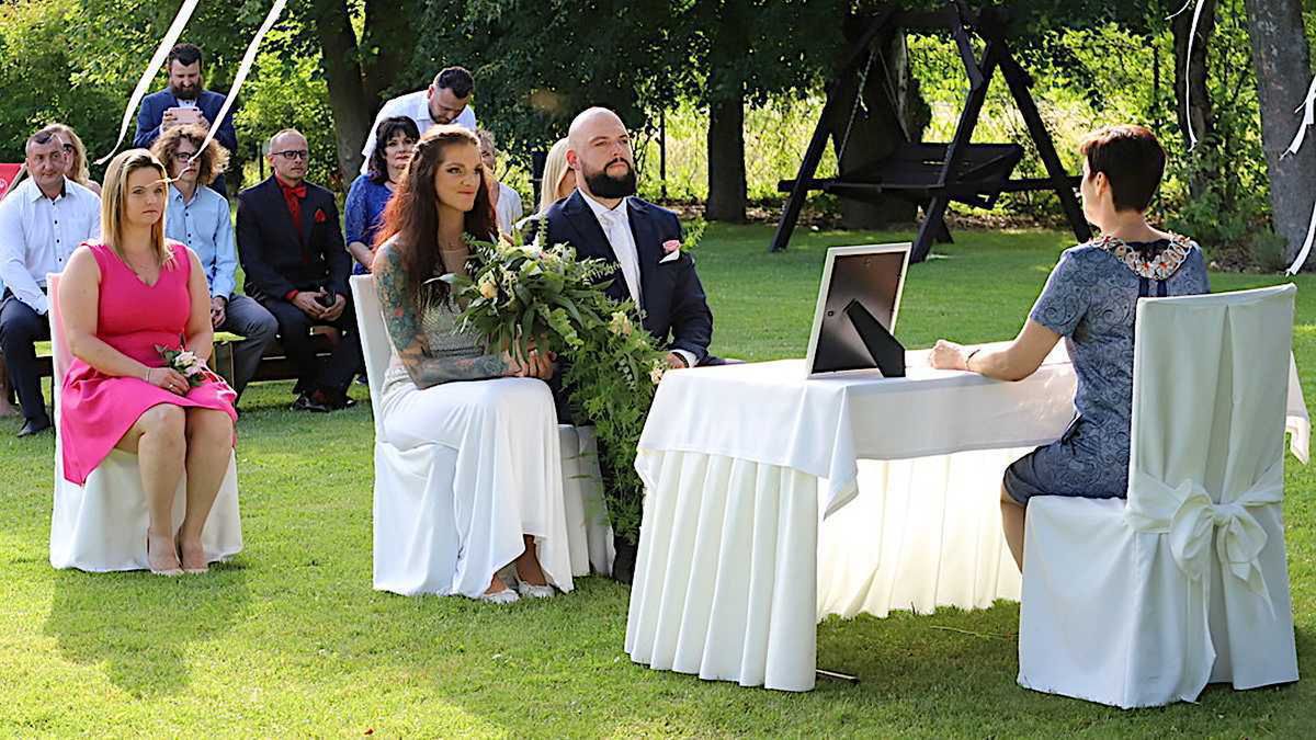 Uwielbiana polska gwiazda wzięła ślub! Mamy zdjęcia z ceremonii! Co za suknia!