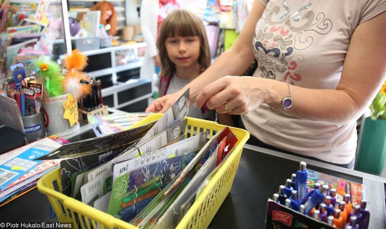 Pieniądze z programu "Dobry start" mogą byc przeznaczone na szkolne przybory, ale rodzice mogą zadecydować inaczej