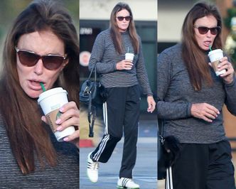 Wyluzowana Caitlyn Jenner rozkoszuje się kawą przez słomkę
