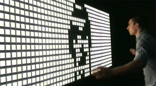 You Fade to Light - cyfrowe lustro z setek paneli OLED (wideo)