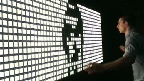 You Fade to Light - cyfrowe lustro z setek paneli OLED (wideo) 1