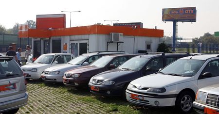 Umowa sprzedaży przy zakupie auta z komisu. Zabezpiecza lepiej niż sama faktura