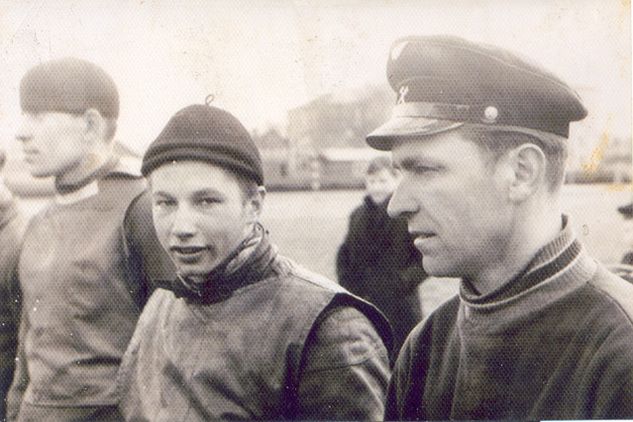 Zdjęcie z pierwszych zawodów w Daugavpils. Z lewej Wasilij Diwakow, żużlowiec, a w 70-80 latach trener drużyny. Z prawej Dmitrij Dribincew, założyciel żużla w Daugavpils